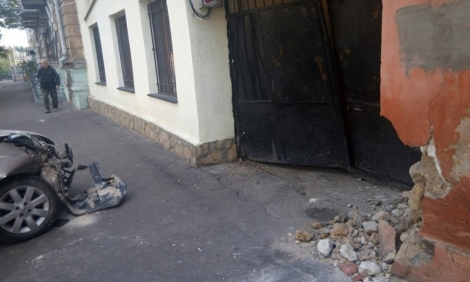 ДТП на Коблевской: пьяный мужчина въехал в жилой дом, а затем скрылся