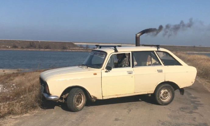 Житель Одесской области отапливает автомобиль буржуйкой