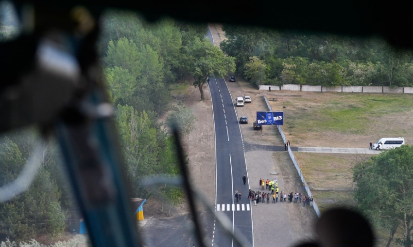 Открывать трассу «Спасское-Вилково» Президент Украины Пётр Порошенко прилетел на вертолёте