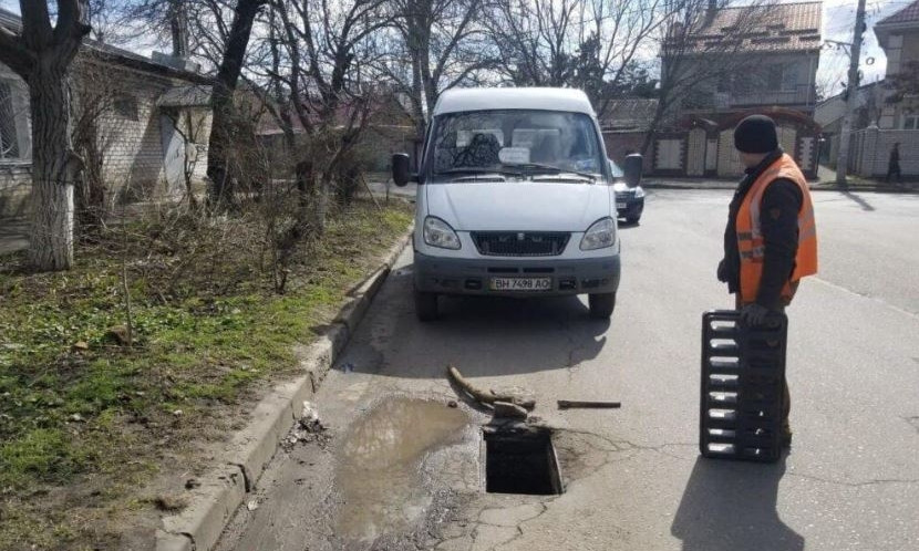 В Одессе неизвестные украли девять чугунных решеток дождеприемников 