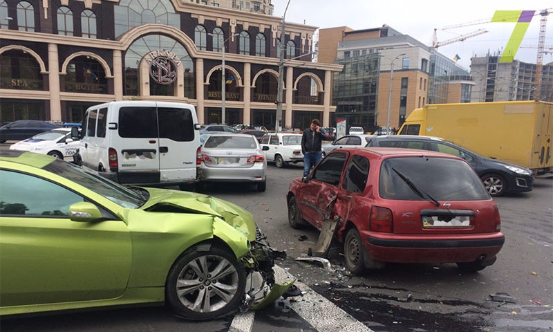 На площади 10 Апреля иномарка влетела в припаркованные машины, пострадали две девушки