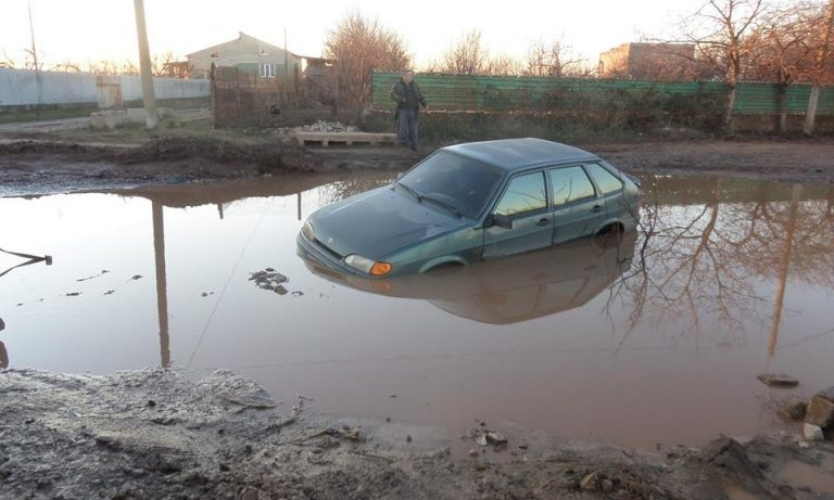 В Одесской области посреди дороги утонул автомобиль