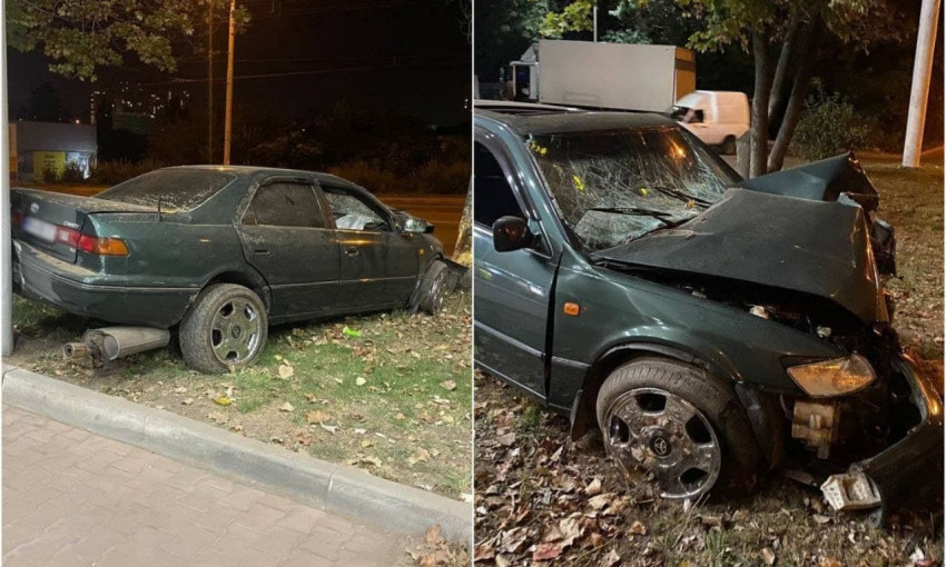 Разрушительное ДТП на Молдаванке: автомобиль Toyota Camry влетел в дерево