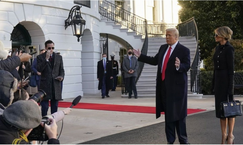Не дожидаясь инаугурации, Трамп с женой и спецчемоданчиком покинул Белый дом