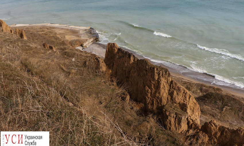 Оползни под Одессой: в Санжейке сползающие склоны съедают пляж