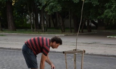Одесситы спасают молодые деревья от засухи (Фото)