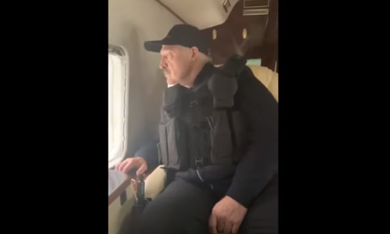 Лукашенко с автоматом и в бронике высадился с вертолета в Минске (видео)