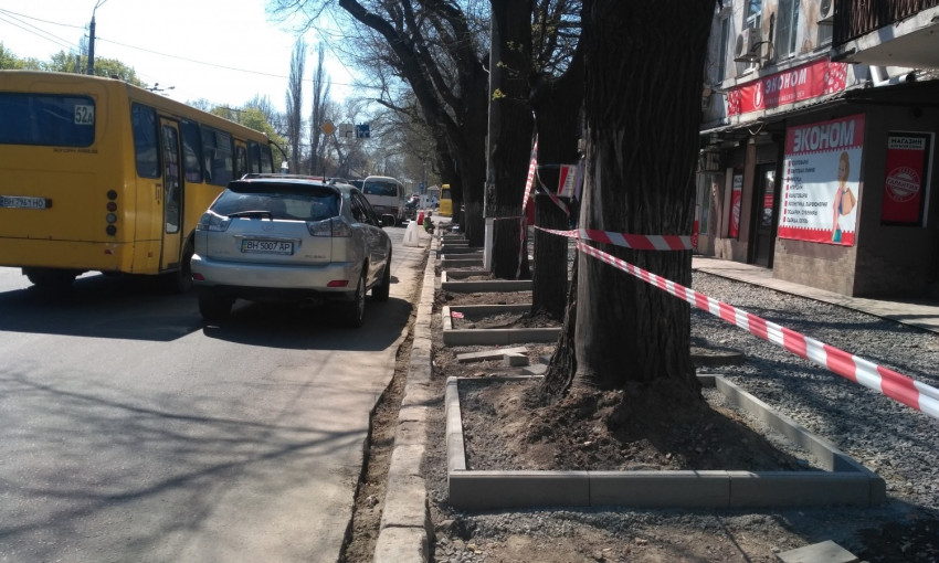 В Одессе продолжают капитальный ремонт тротуаров (ФОТО)