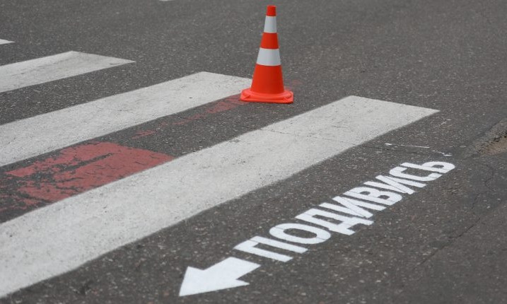 В Одессе на пешеходные переходы нанесли предупреждающие надписи (ФОТО)