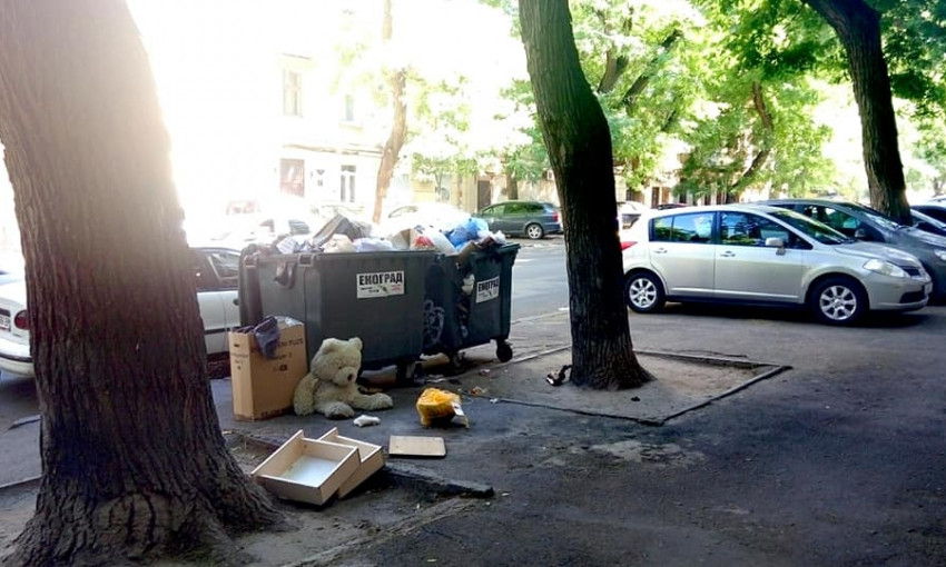 В разгар курортного сезона улицы Одессы завалены мусором