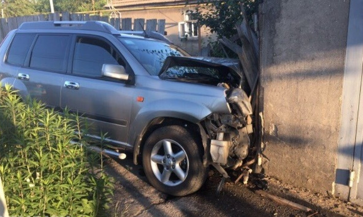 Шокирующая авария: автомобиль врезался в стену, пострадала девушка
