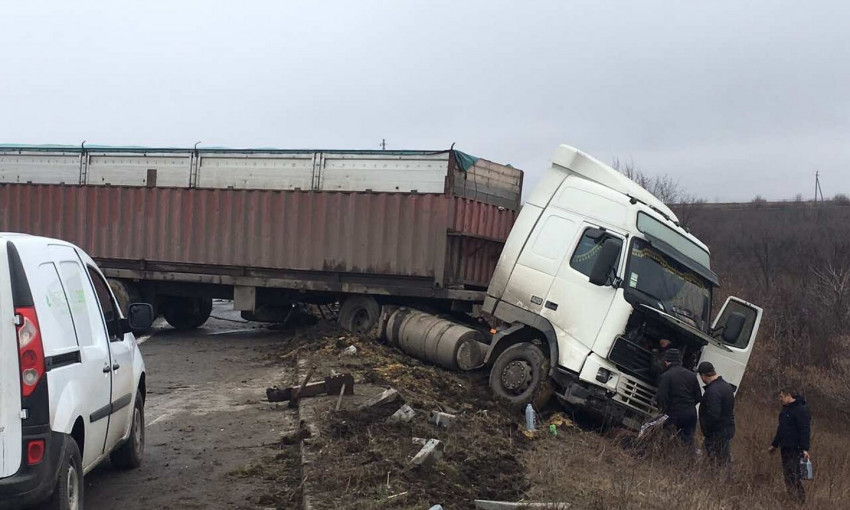 На трассе «Одесса-Киев» серьёзная авария, фура слетела в кювет