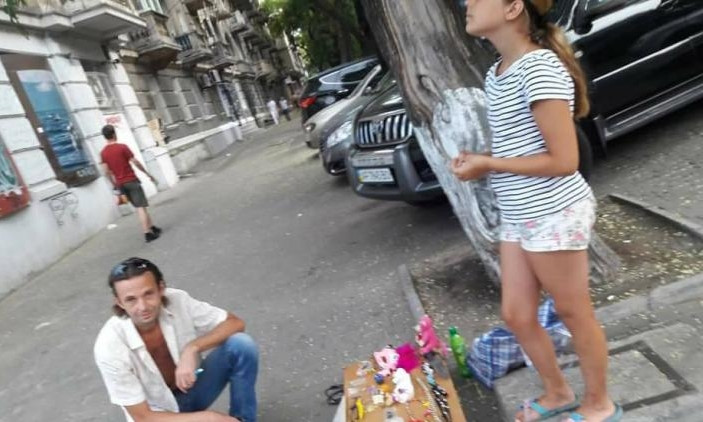 В Одессе взрослый мужчина приставал к несовершеннолетней девочке