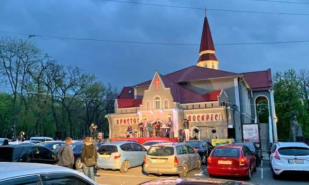 На автопарковке перед храмом прошла карантинная пасхальная служба в Одессе