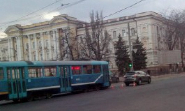 На Привокзальной площади авария: трамвай врезался в иномарку
