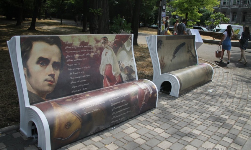 В парке Шевченко установили скамейки со стихами поэта (ФОТО)
