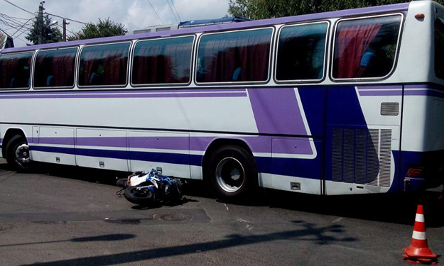 Серьёзная авария: под колёсами автобуса оказался мотоцикл, есть пострадавшие