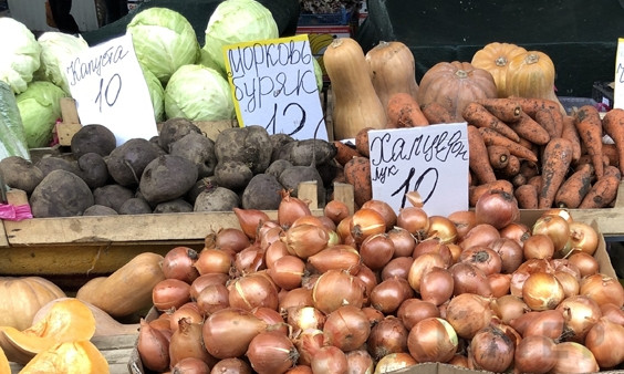 Как изменились цены на овощи-фрукты в Одессе: хурма дешевеет, куруруза дорожает