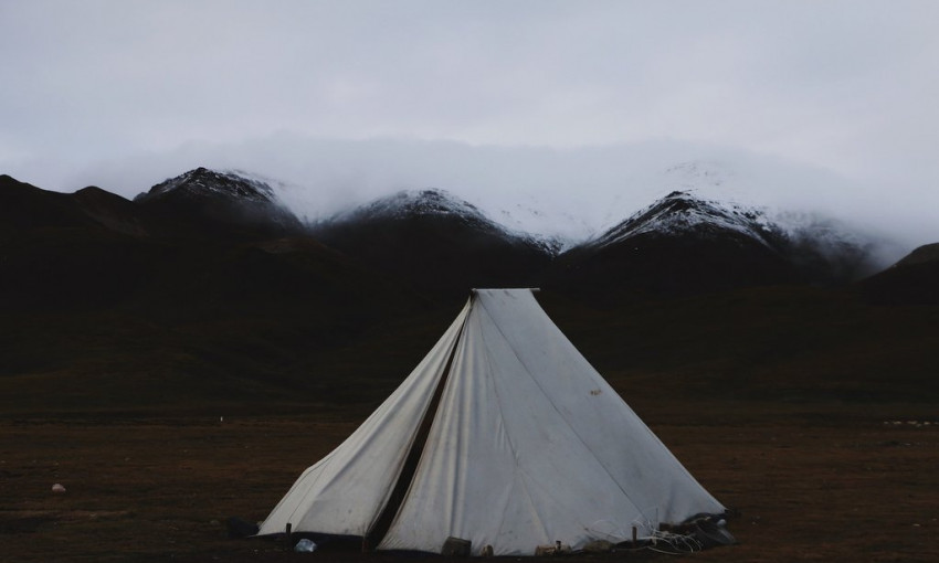 Возле городской канатной дороги можно найти лагерь с палатками