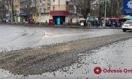 В Одессе грузовик рассыпал щебень на проезжую часть 