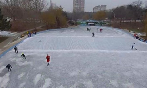 Как катались по замёрзшему пруду в одесском парке Победы
