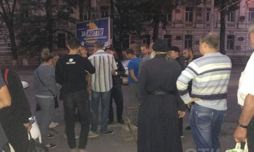 Одесские активисты против юнипаркеров перед монастырём