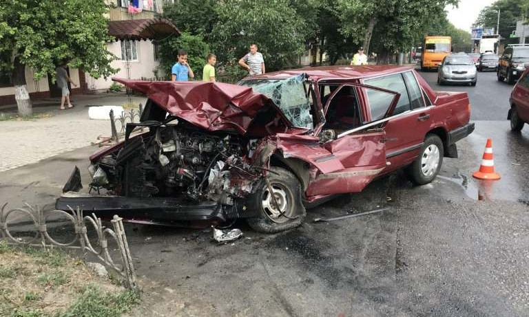 ДТП на Слободке: фура уничтожила Volvo (ФОТО)