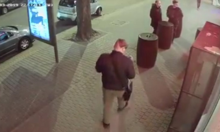 Кража на Екатерининской: трое молодых людей унесли с собой крышку от бочки