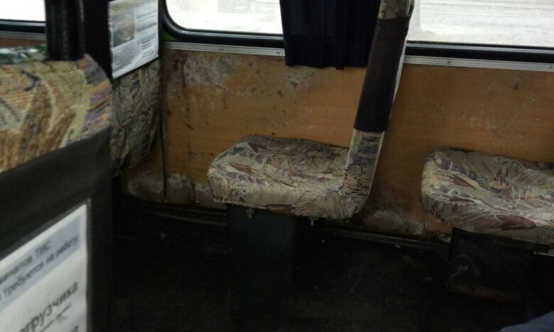 Рвотные массы, проломанные сидения и холод: Как выглядят пригородные маршрутки Одессы