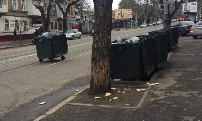 По Одессе ездили ожившие мусорные баки 