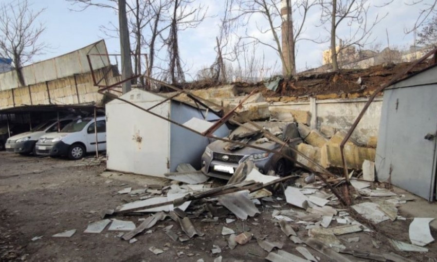 В Одессе массивный забор рухнул на автостоянку 