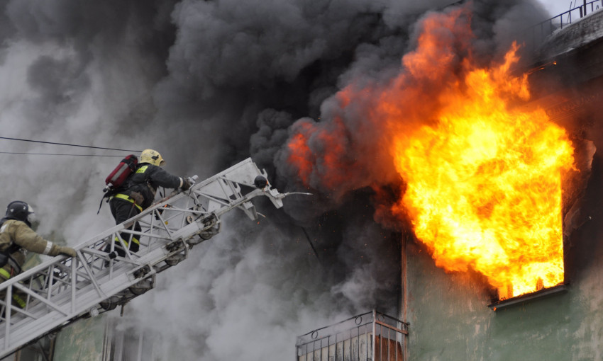 Пожар в Одессе: горит строительная академия