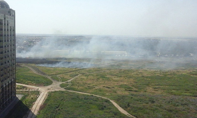 В районе посёлка Таирова горят заброшенные поля