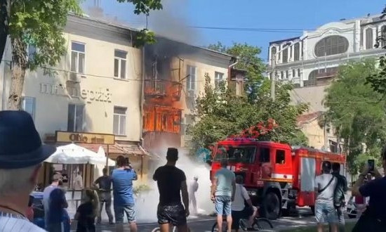 В Одессе горит жилой дом (обновлено) 