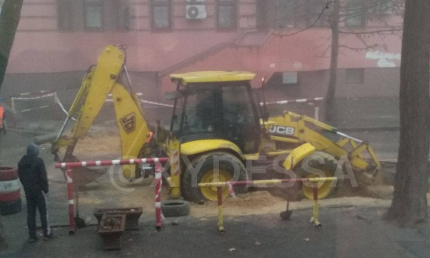 В Одессе коммунальщики загнали трактор в яму 