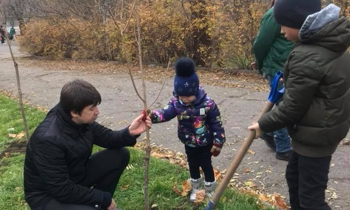 В парке Шевченко одесская семья посадила Аллею Сакур