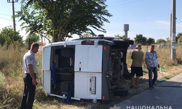 Авария грузовика с микроавтобусом около Грибовки: пострадали дети