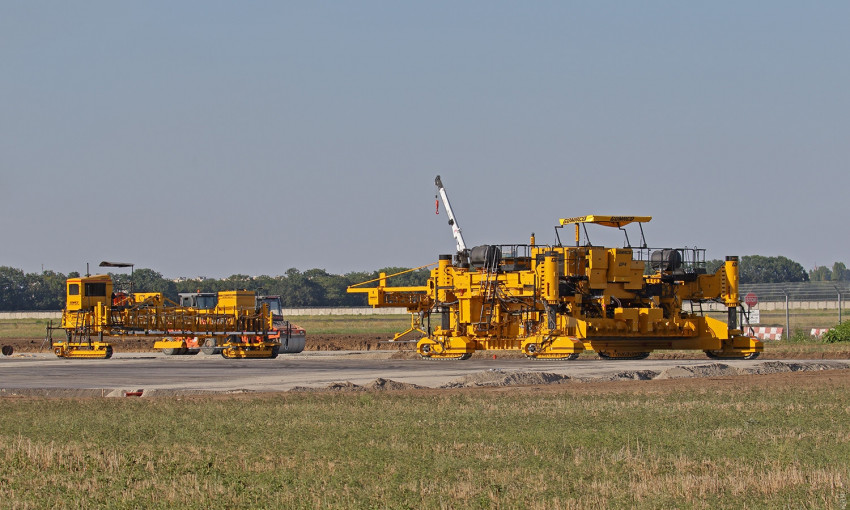 Строители новой ВПП Одесского аэропорта жалуются на невыносимые условия