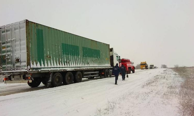 Съехал в кювет и перекрыл дорогу: ДТП в Одесской области (ФОТО)