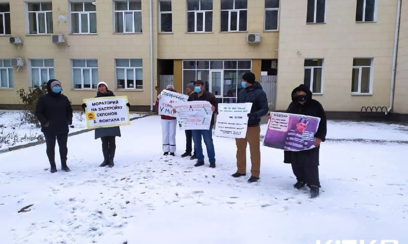Возле Одесского окружного Административного суда проходит митинг 