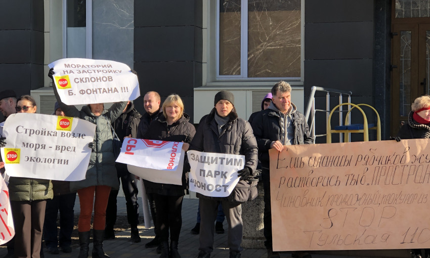 Одесситы вышли на акцию протеста против застройки парка «Юность»
