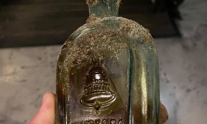 В Одессе рабочие возле музея откопали бутылку столетнего коньяка 