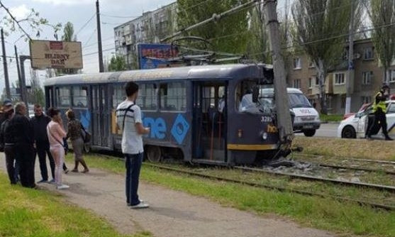 В Одессе трамвай врезался в столб (ФОТО)