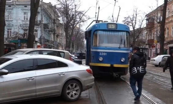 Полиция активно борется с автохамами, водитель перекрыл движение трамваев