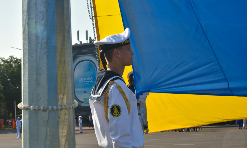 Возле Одесского аэропорта подняли самый большой в городе флаг Украины 