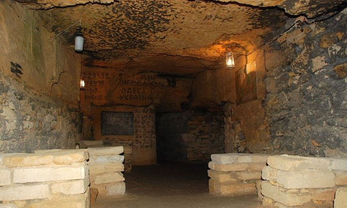 Посмотреть на светящиеся картины можно в катакомбах села Нерубайское