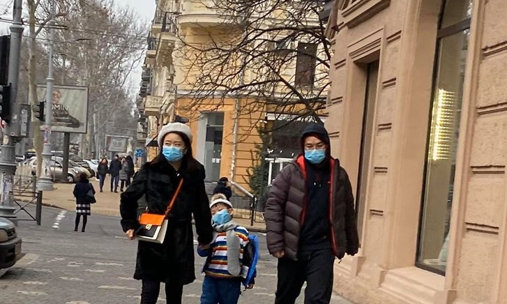 По Одессе китайцы гуляют в медицинских защитных масках