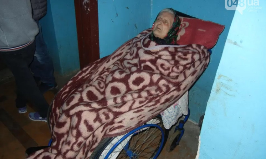 94-летнюю одесситку буквально подбросили к подъезду внуков (ФОТО)