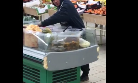 В Одессе покупатель поужинал прямо с витрины супермаркета