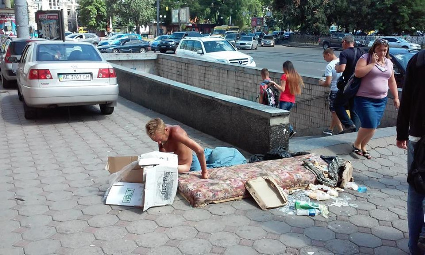 Туристов на железнодорожном вокзале Одессы встречает обнаженный бездомный